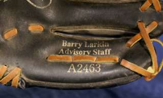 There are a number of pictures to further show this baseball gloves 