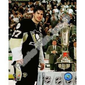   Sidney Crosby with the 2007 08 Prince of Wales Trophy