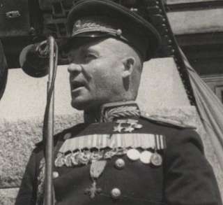 WW2 1945 RUSSIAN TANK ORDER HERO GENERAL PRAGUE PHOTO  