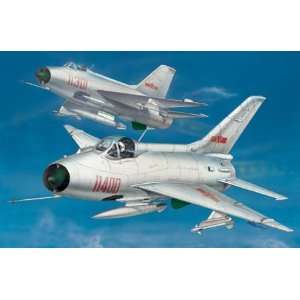   32 Chinese F7II Aircraft Kit (Variant of Mig21) Toys & Games