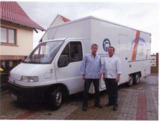 Das Verkaufsauto mit Manfred und David Schöpfer