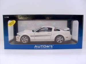 AUTO ART 1/18 73111 FORD MUSTANG GT COUPE 2007   WHITE  