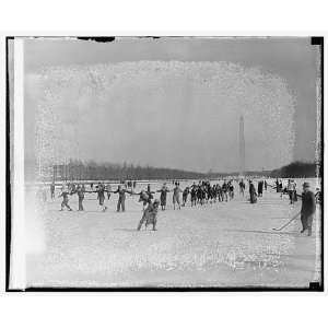 Photo People ice skating, Washington Monument in background 1909